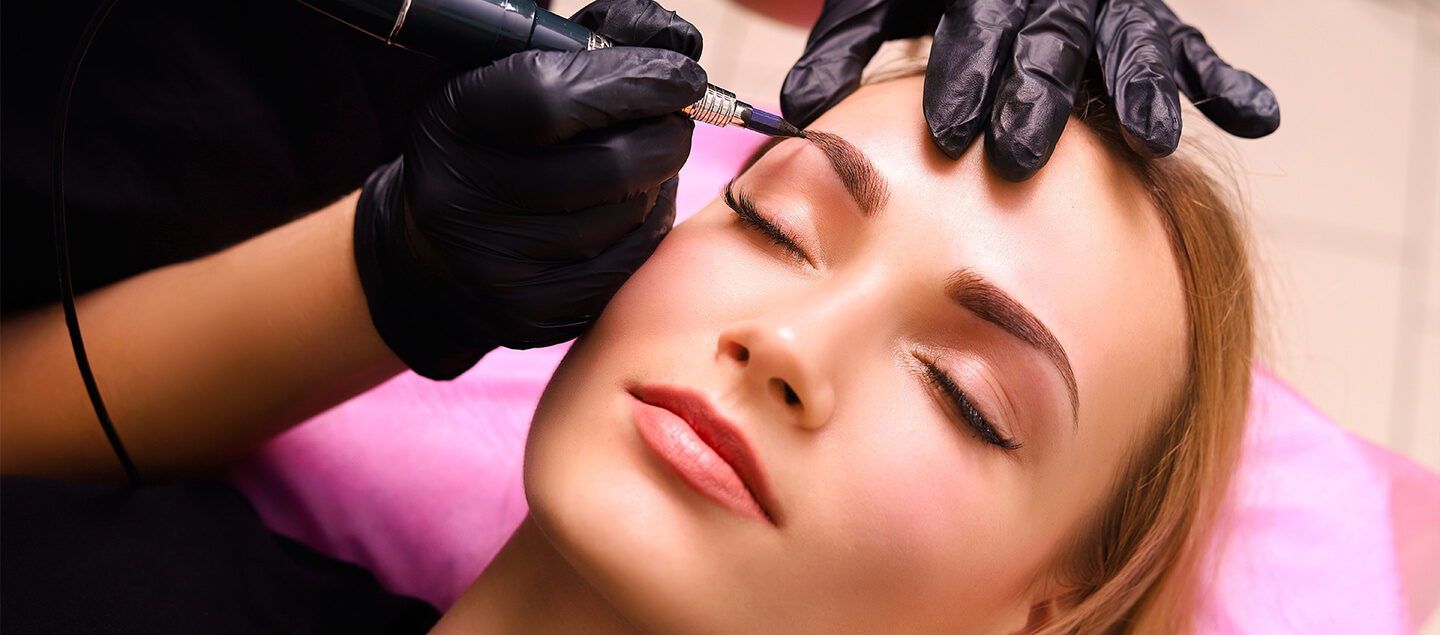 Maquillage semi-permanent des sourcils microblading effet “ultra-réaliste”