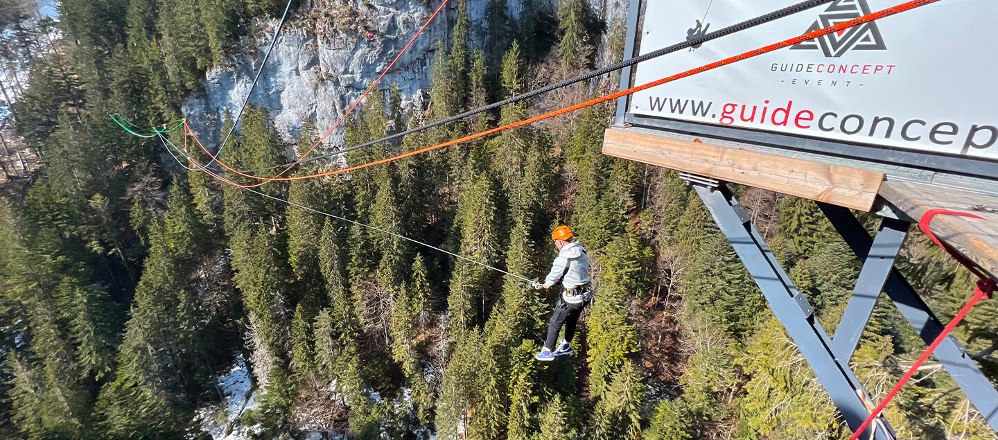 Saut pendulaire dans les magnifiques gorges du Pissot