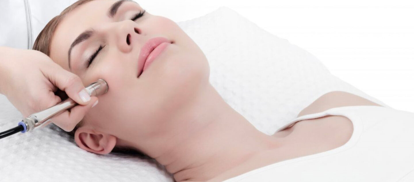 Soin du visage par microdermabrasion