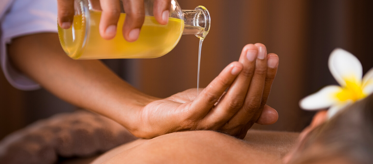 Massage du corps aux huiles chaudes