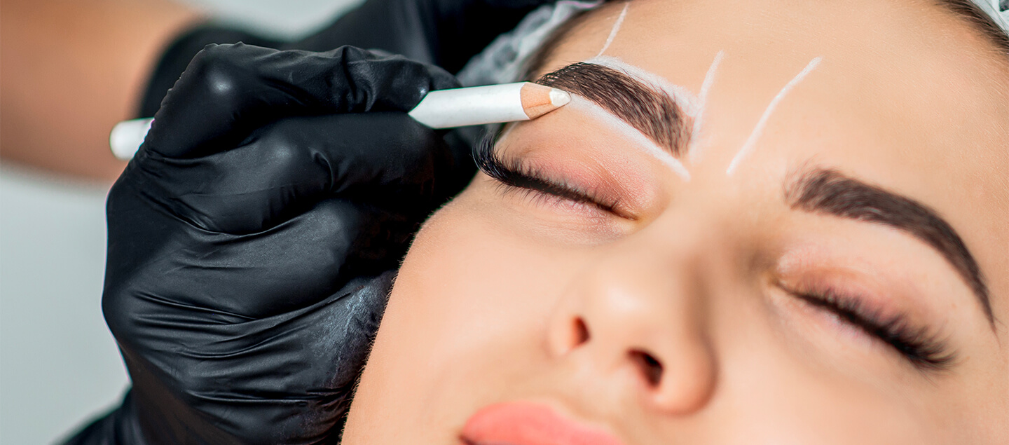 Maquillage semi-permanent des sourcils par Microblading avec retouches