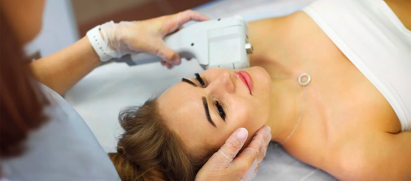 Lifting du visage médical HIFU avec retouche