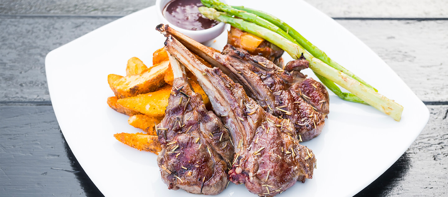 Menu Rack d’agneau à la cheminée avec entrée et dessert dès 2 personnes
