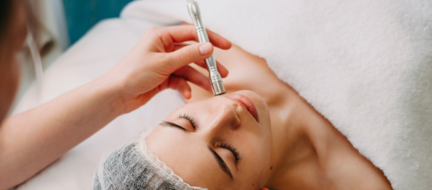 Soin du visage par Microdermabrasion