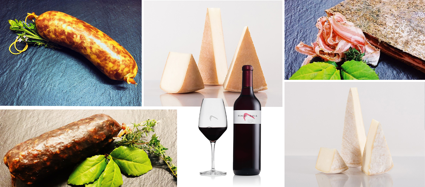 Panier de Noël avec Pinot Noir, Saucisse sèche, Tomme du clocher, Raclette, Lard et Saucisson - Livraison offerte