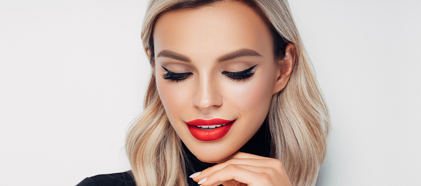 Maquillage semi-permanent des sourcils, des yeux ou des lèvres