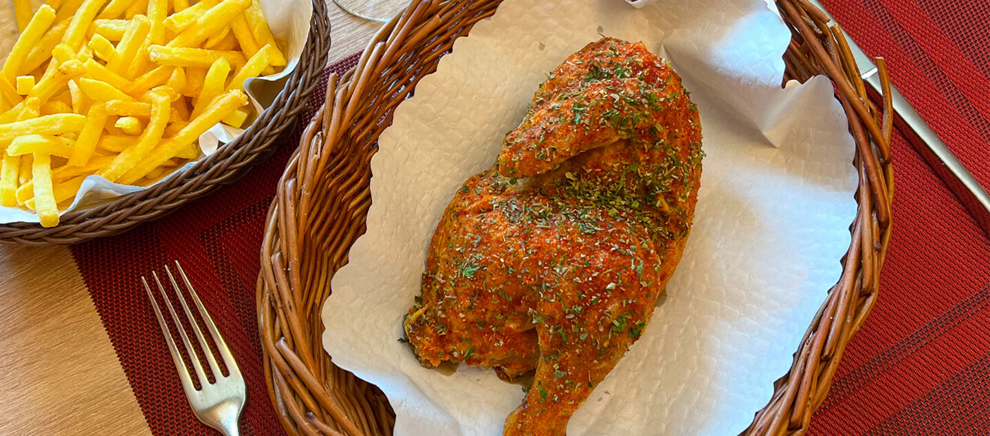 Demi-poulet au panier avec Pommes Frites et Salade pour 2 ou 4 personnes