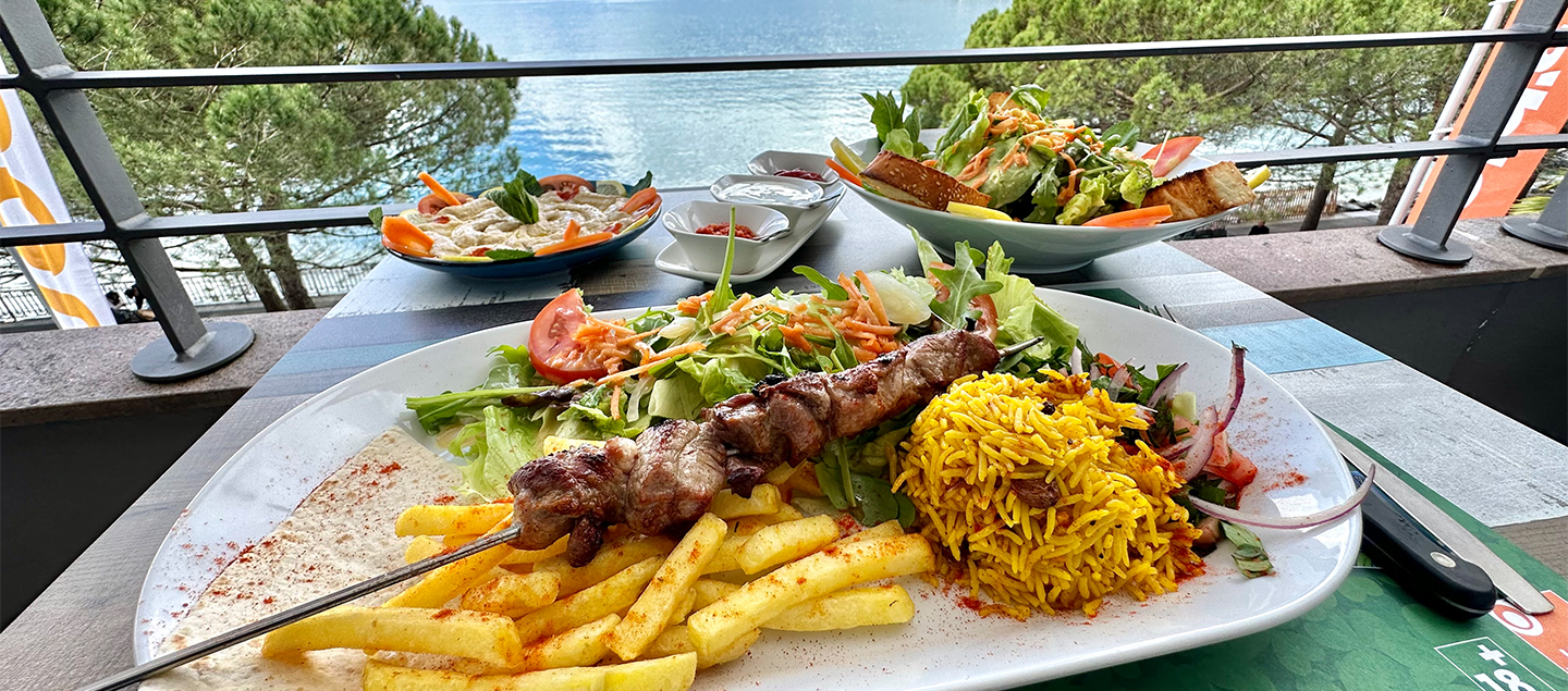 Menu méditerranéen (brochette de poulet ou agneau) avec entrée et dessert dès 2 personnes à Montreux avec vue sur le Lac