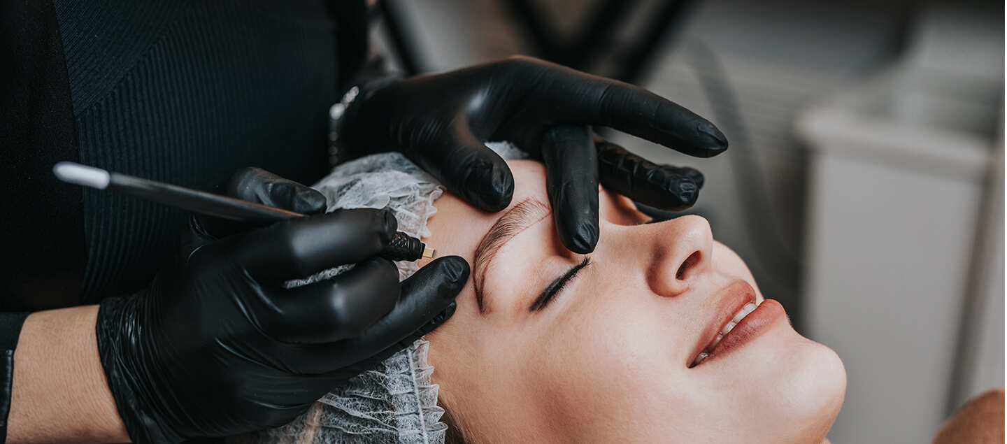 Maquillage semi-permanent des sourcils par Microshading