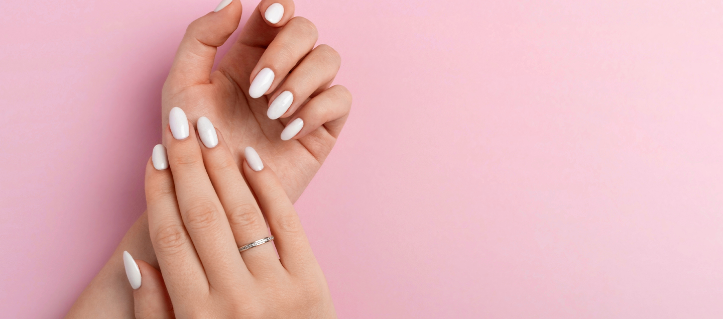 Manucure Spa avec Gommage, Vernis semi-permanent et Massage des mains 