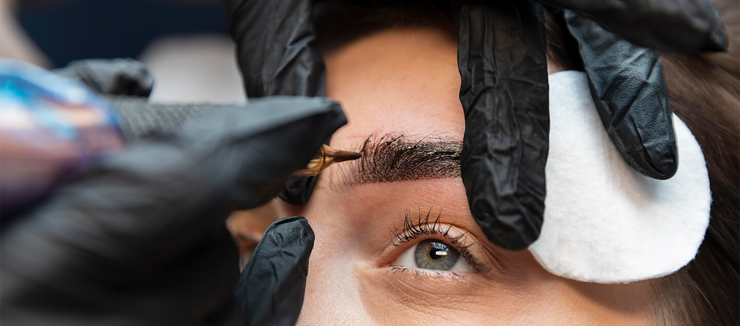 Maquillage semi-permanent des sourcils