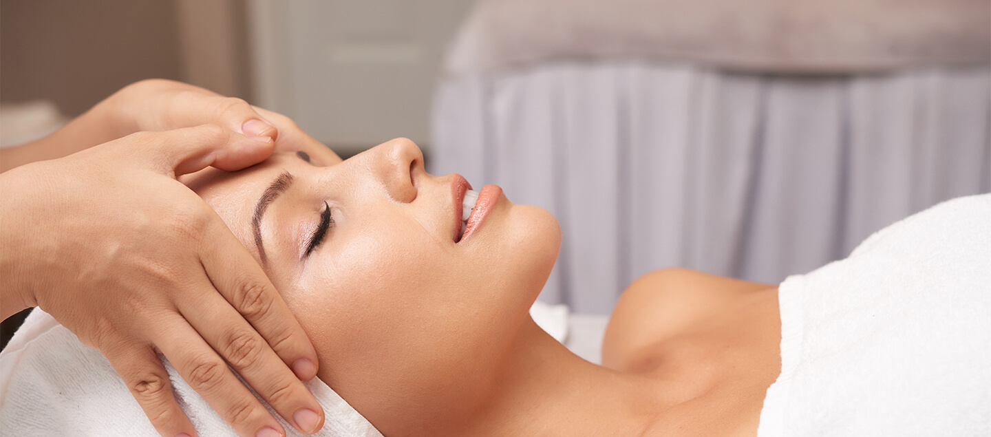 Soin du visage profond avec ampoule d’hydratation intense