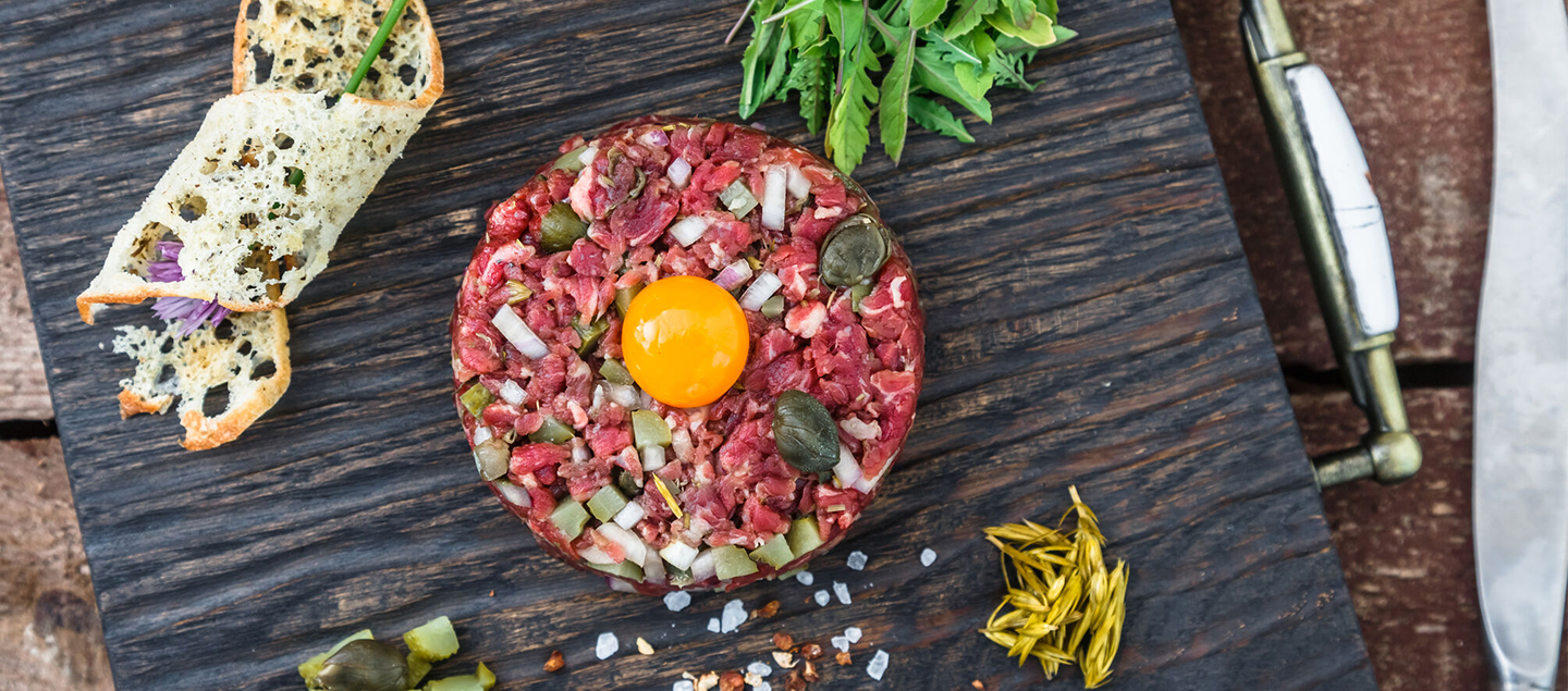 Menu Tartare de bœuf coupé au couteau avec entrée et dessert dès 2 personnes