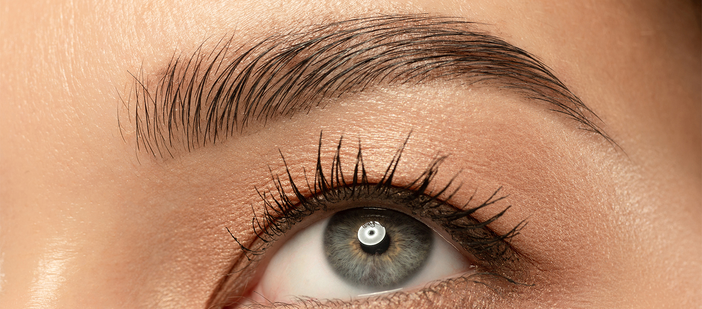 Maquillage semi-permanent des sourcils par Microblading