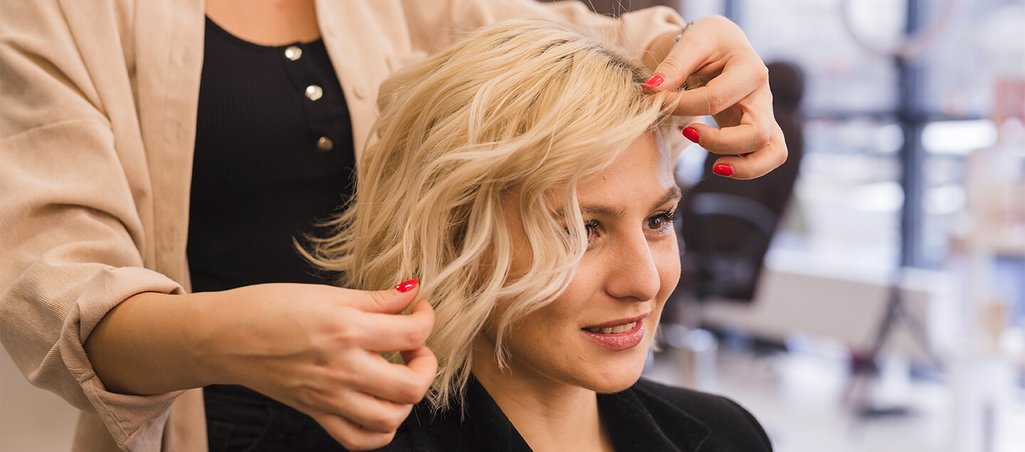 Coloration ou Mèches avec Soins et Brushing et avec ou sans Entretien de la coupe