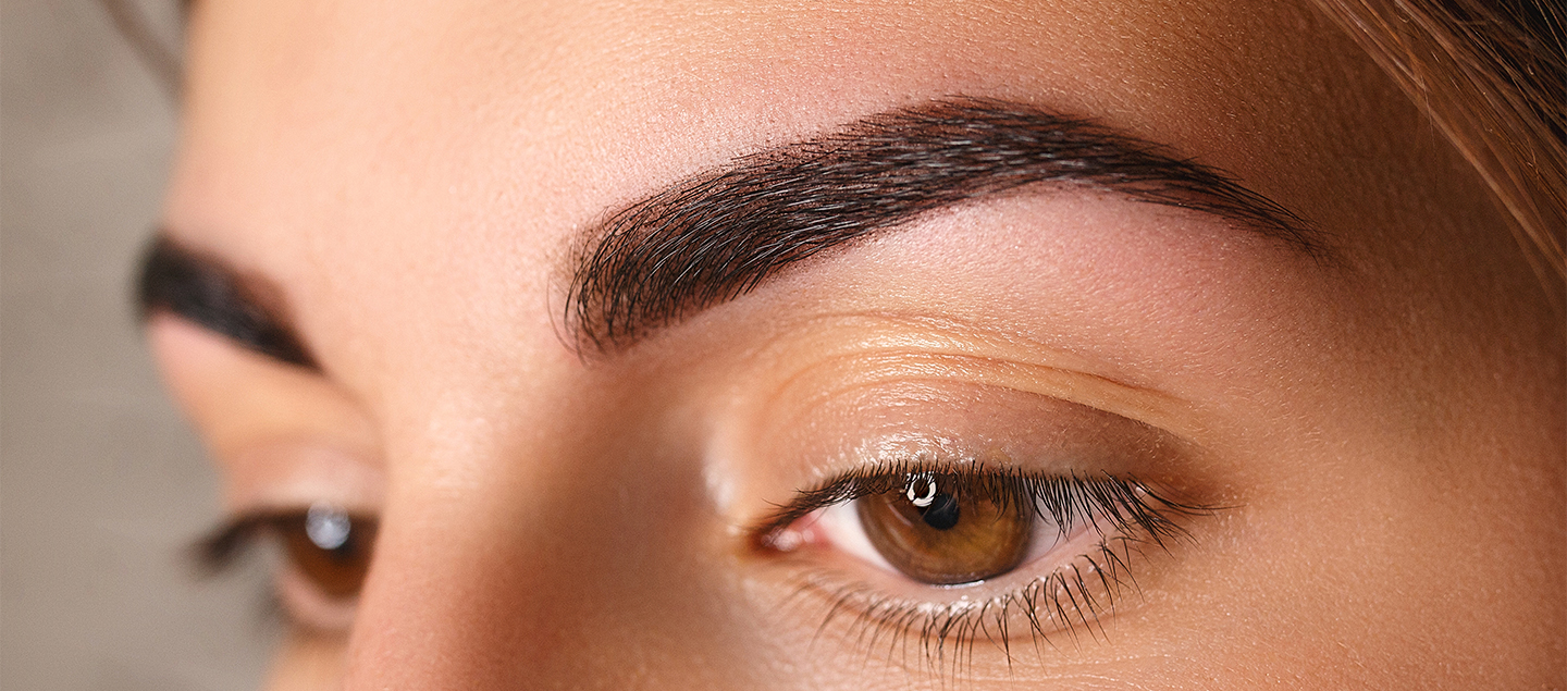  Maquillage semi-permanent des sourcils