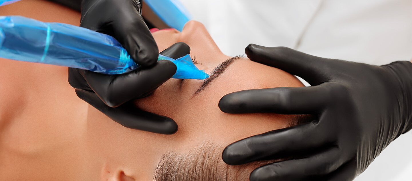 Maquillage semi-permanent des sourcils par Microblading