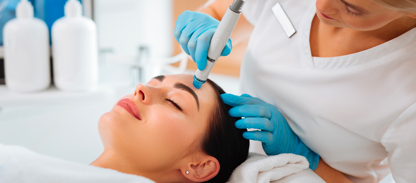 Soin Hydrafacial avec luminothérapie