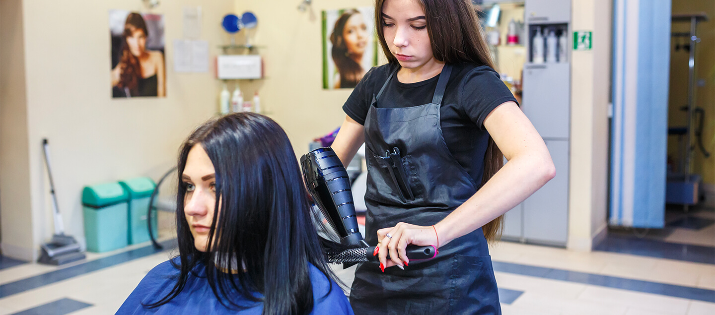 Coupe droite avec brushing pour cheveux courts à long 