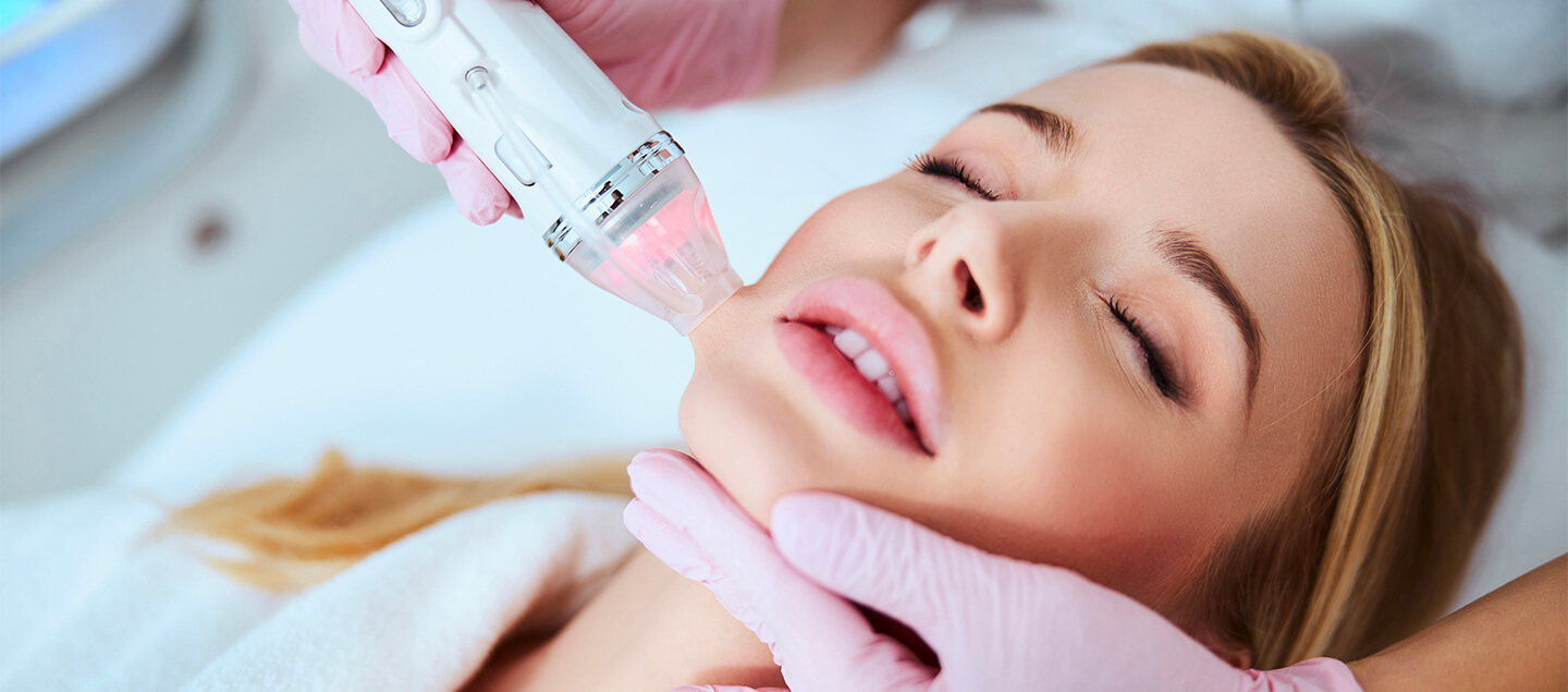 Soin visage avec traitement peeling et soin microneedling 