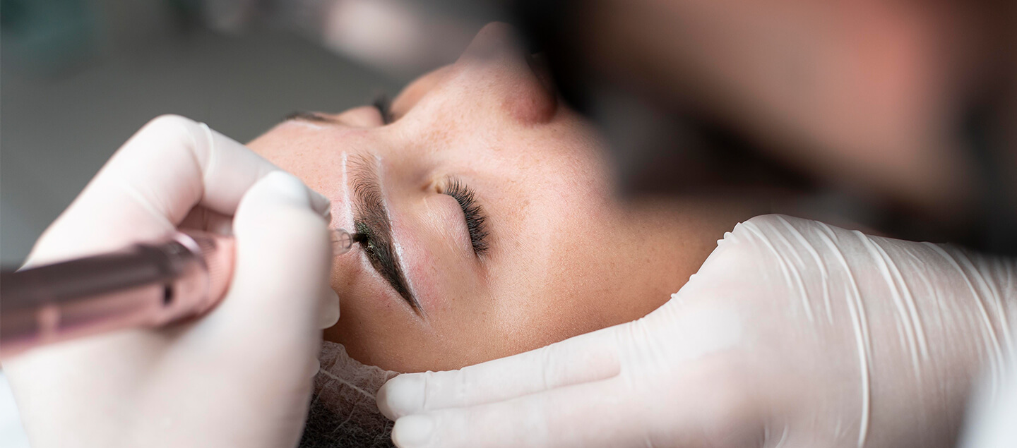 Maquillage semi-permanent des sourcils par Microblading