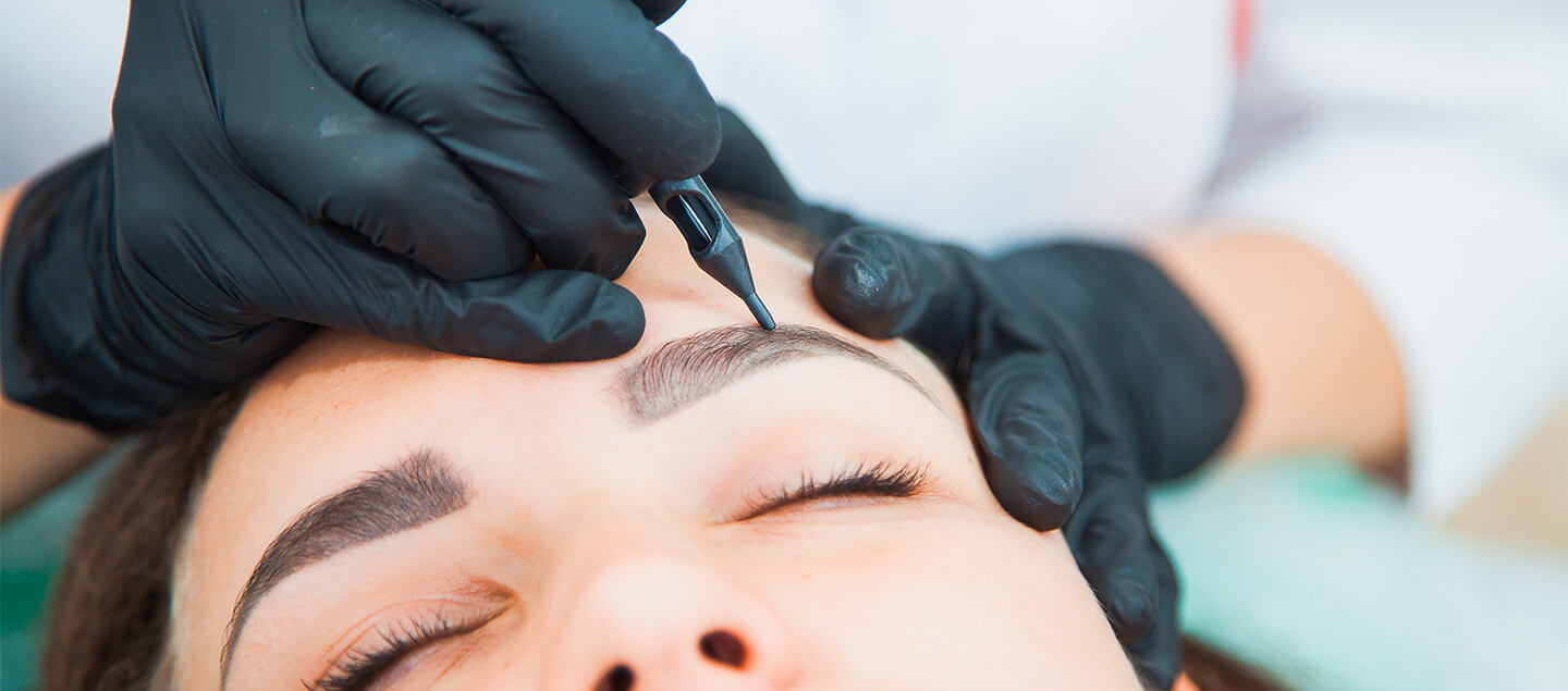 Maquillage semi-permanent des sourcils