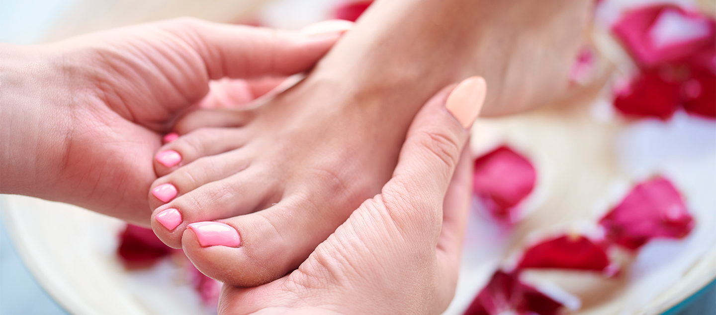Gommage et Soin des pieds avec Vernis semi-permanent
