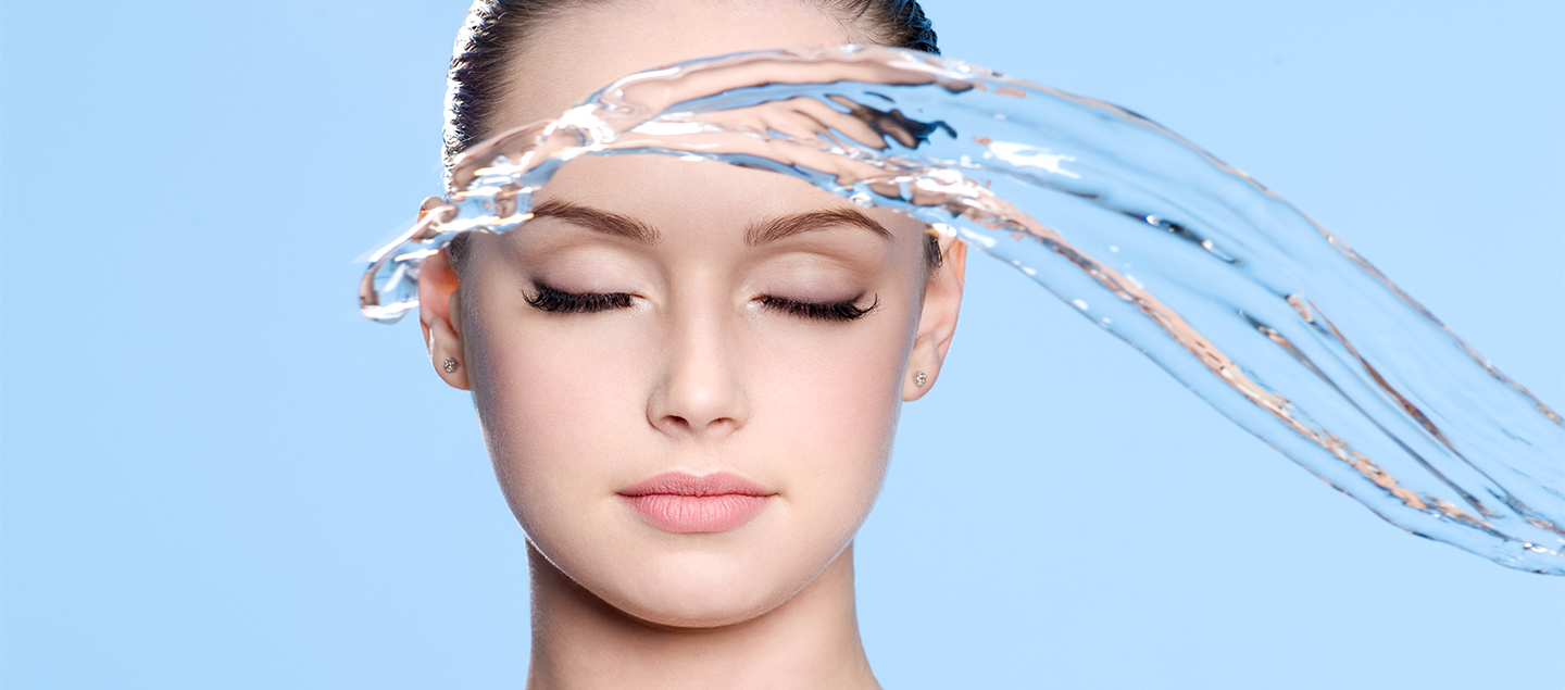Soin Hydrafacial avec nettoyage profond et hydratation intense