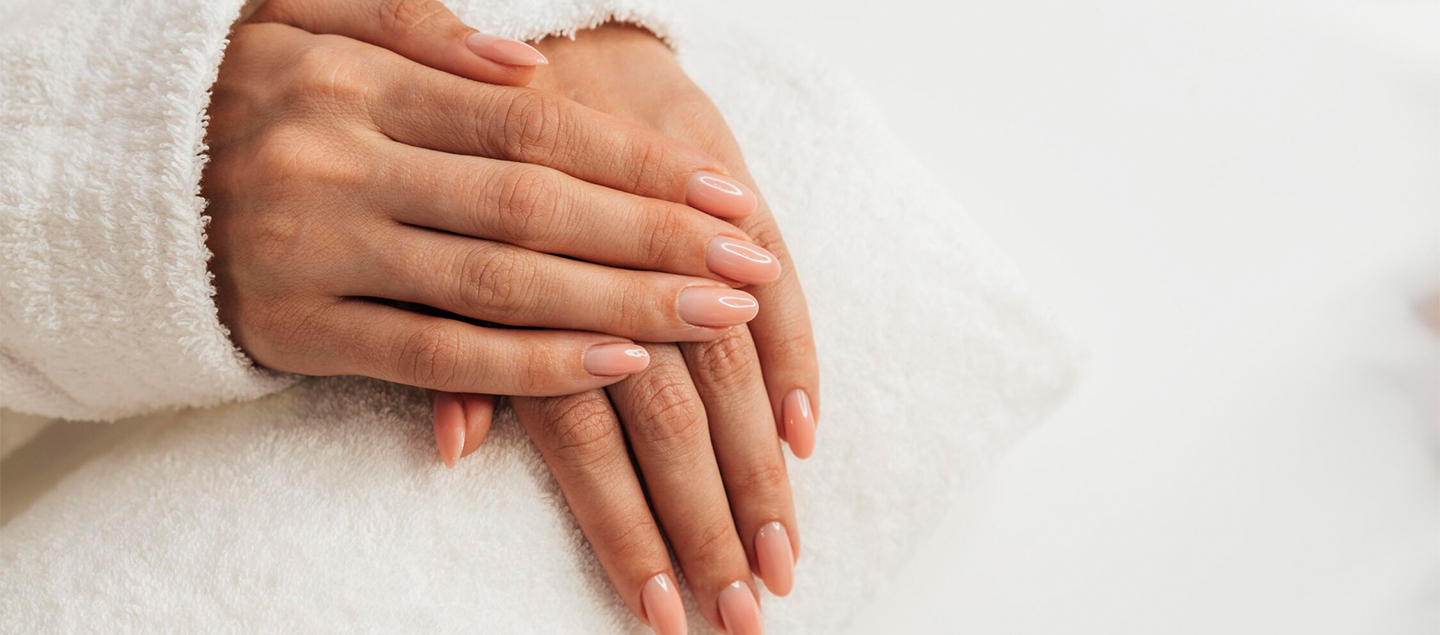 Manucure ou pédicure brésilienne avec Pose de vernis semi-permanent ou Pose de gel ou acrylique avec chablons