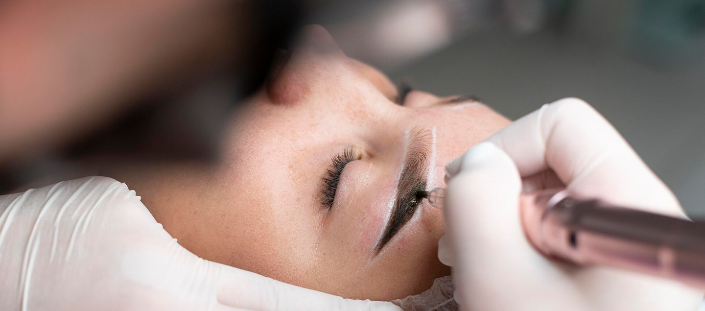 Maquillage semi-permanent des sourcils par Microblading