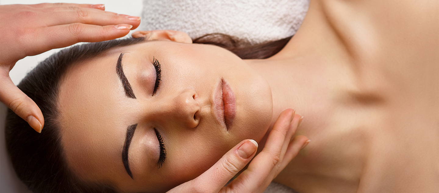 Soin du visage Derma Pen avec Epilation des sourcils ou Manucure Spa 