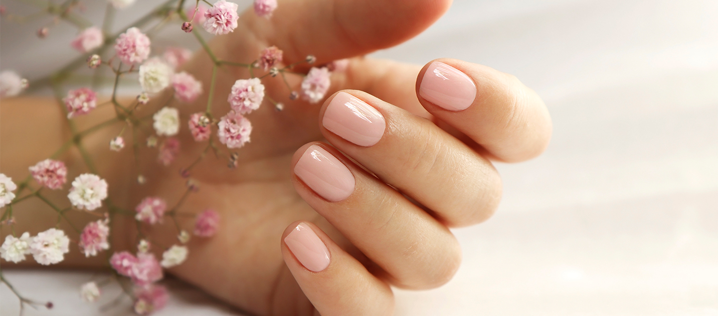 Manucure avec pose de vernis semi-permanent