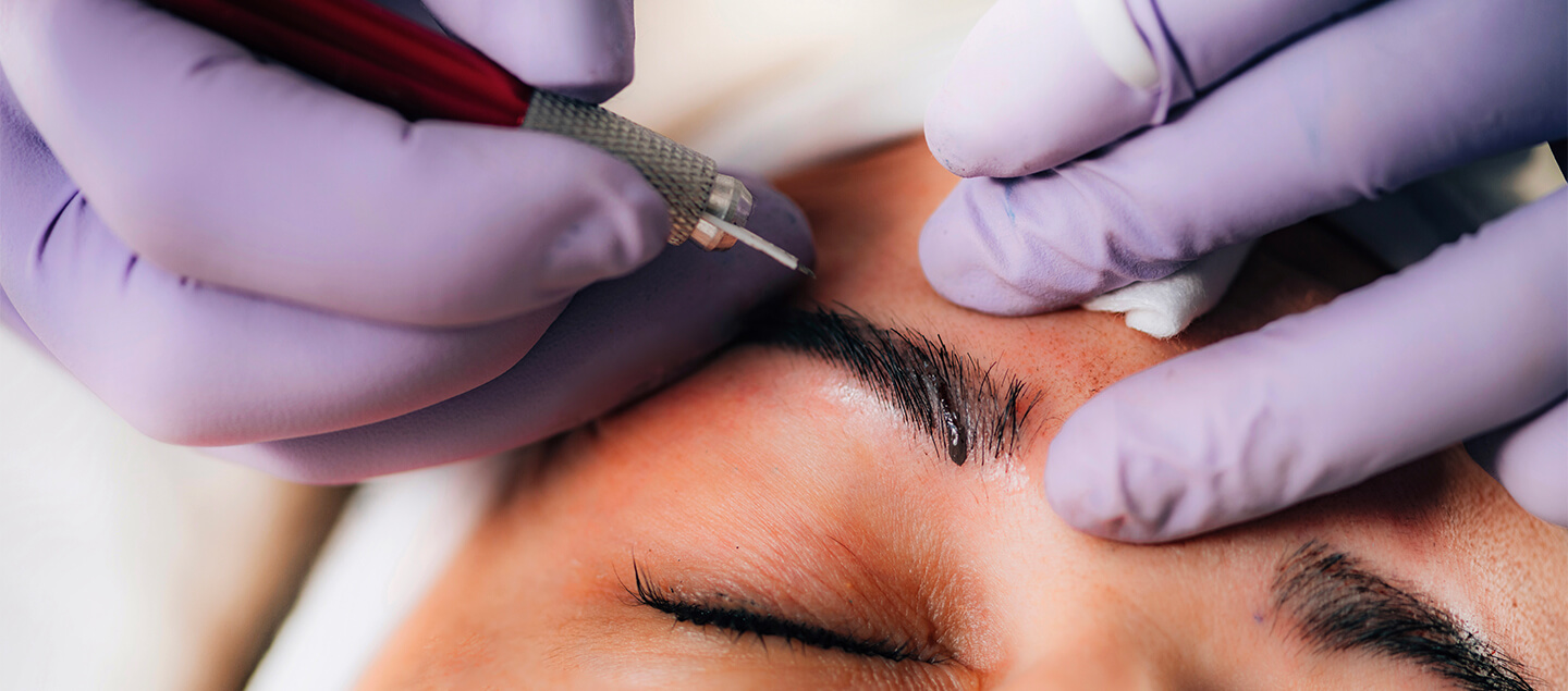 Maquillage semi-permanent des sourcils par Microblading