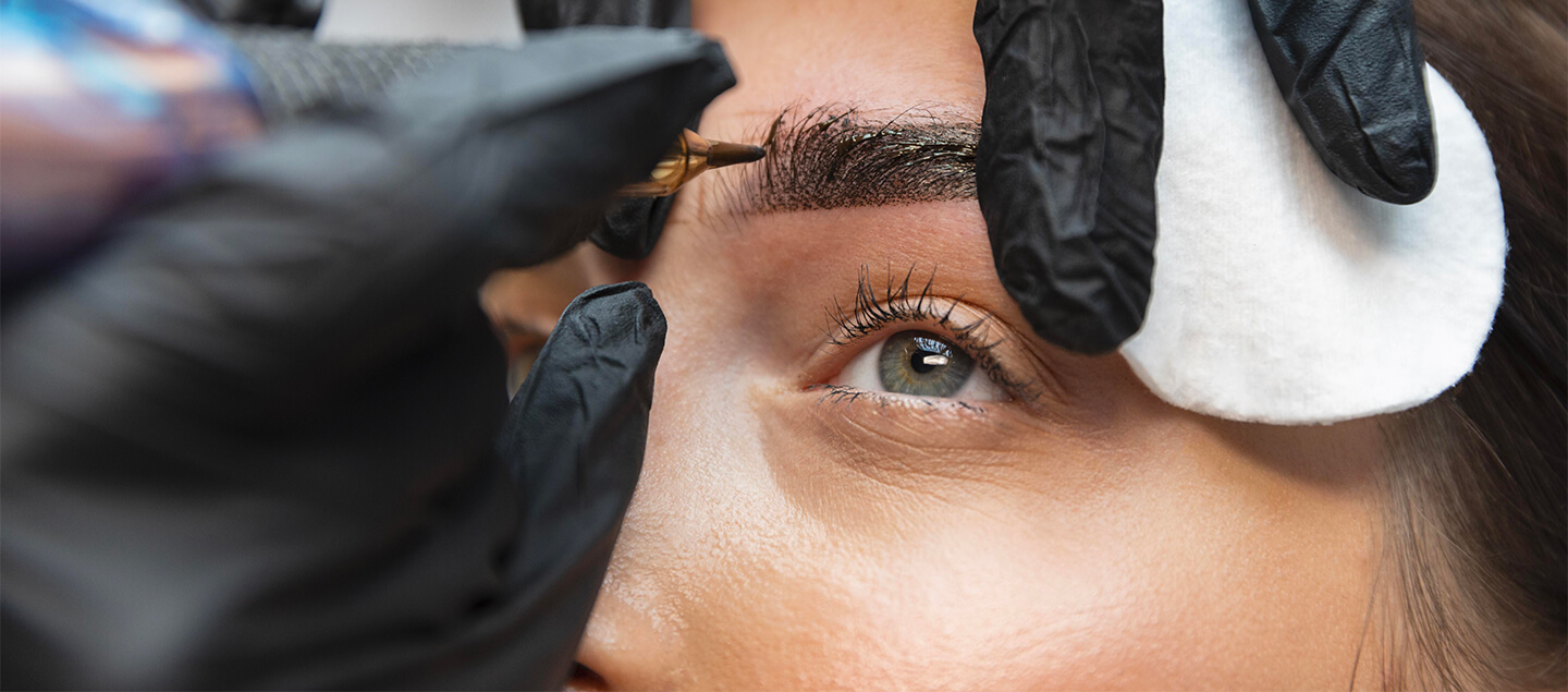 Maquillage semi-permanent des sourcils par Microblading sans retouches