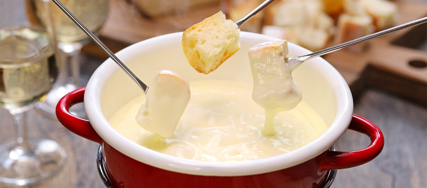 Menu Fondue au fromage au choix (Nature, Tomate ou Bolets) avec salade et dessert dès 2 personnes