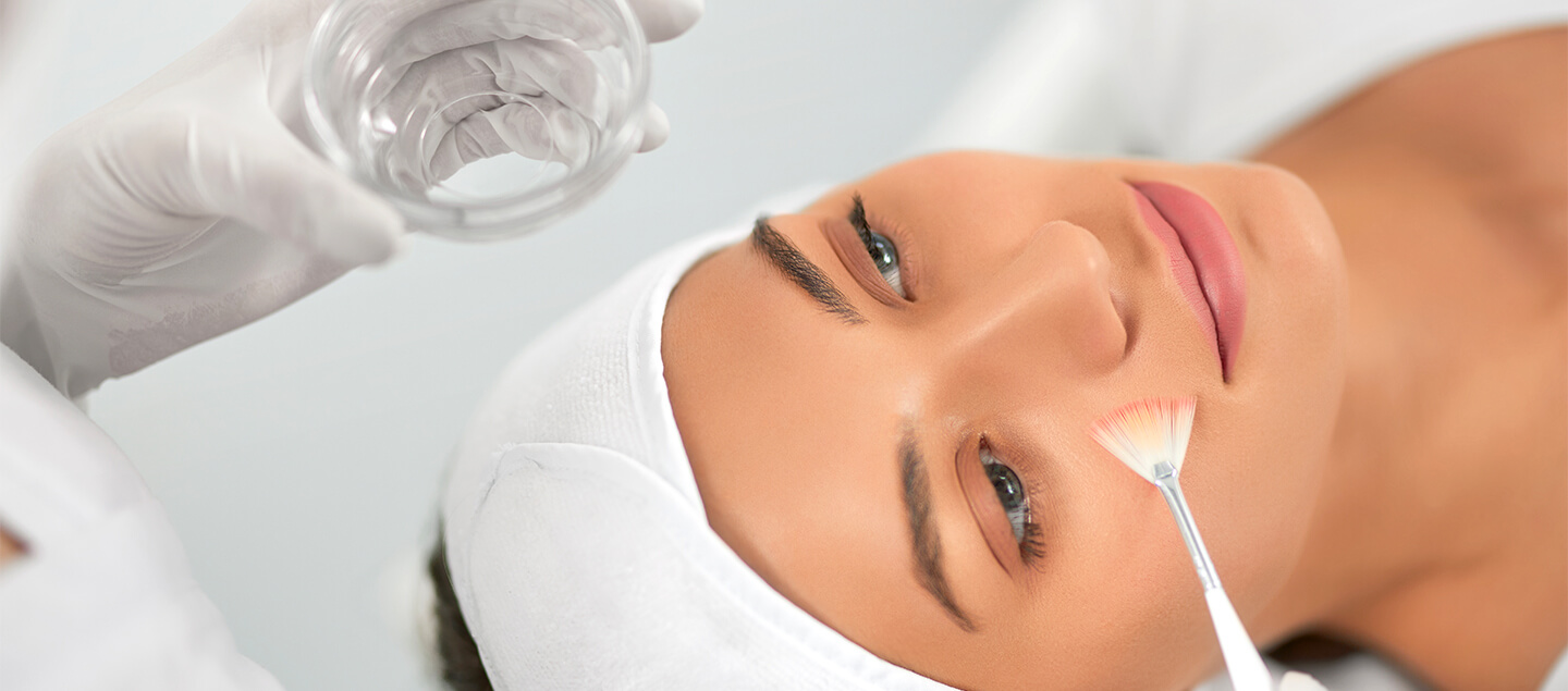 Soin visage avec traitement Peeling et soin Microneedling