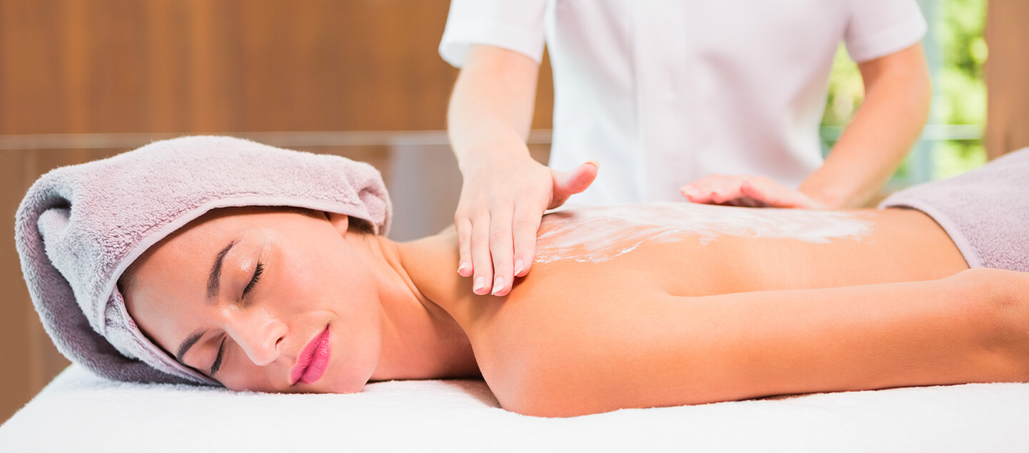 Soin du corps par l'enveloppement aux algues et massage relaxant