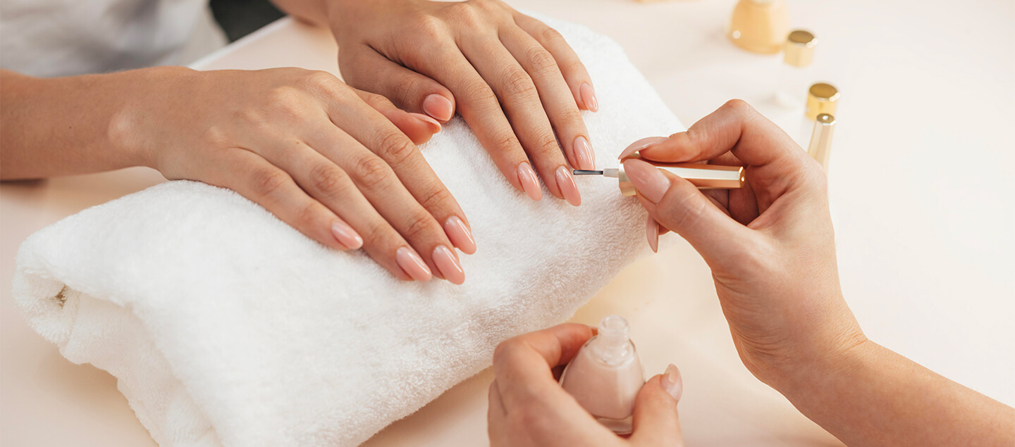 Pose et dépose de vernis semi-permanent sur mains ou pieds