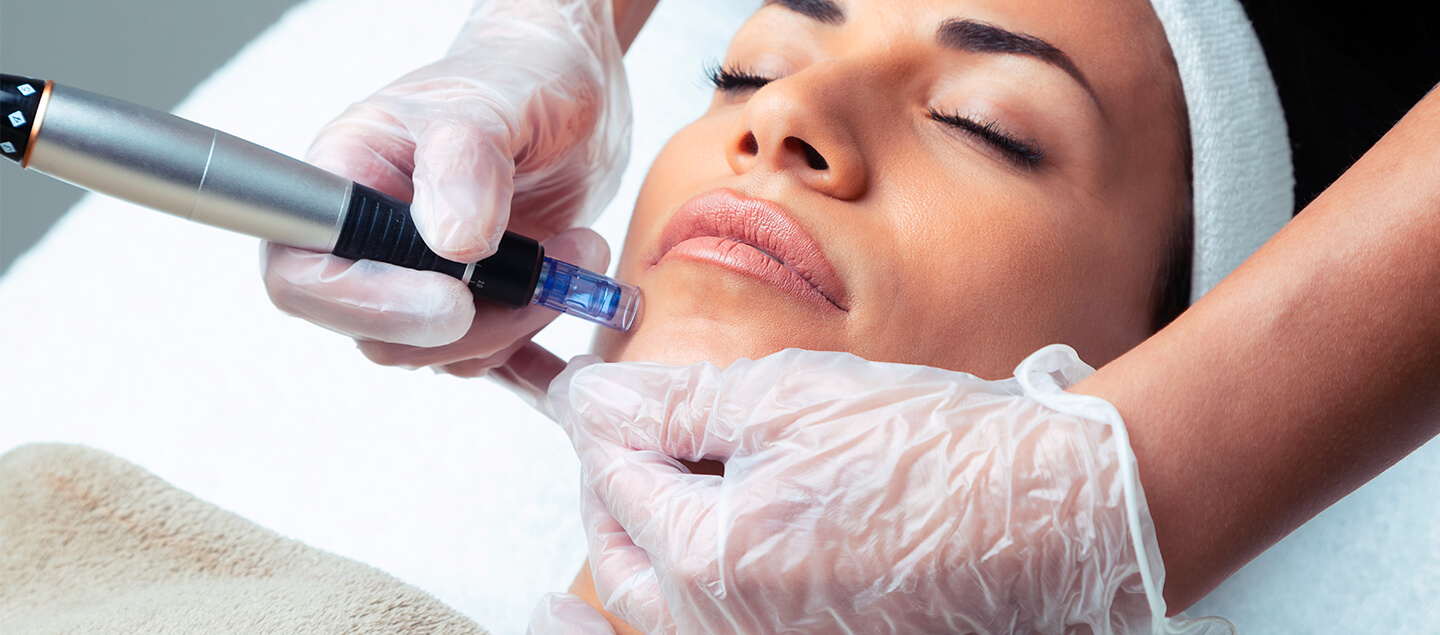 Soin du visage Microneedling combiné avec la photothérapie