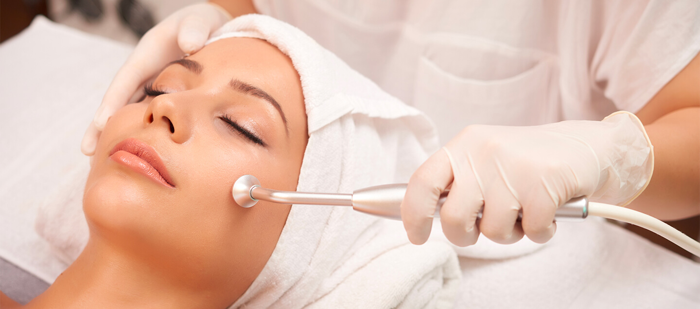 Soin du visage par Microdermabrasion, pour exfolier en douceur