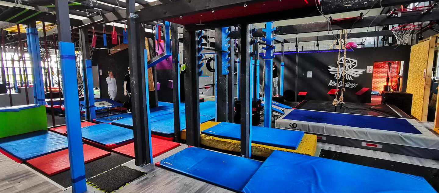 Cours de guerrier ninja Obstacle salle de gym pour les enfants de