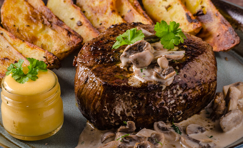 Menu semi gastronomique complet avec entrée, plat et dessert au