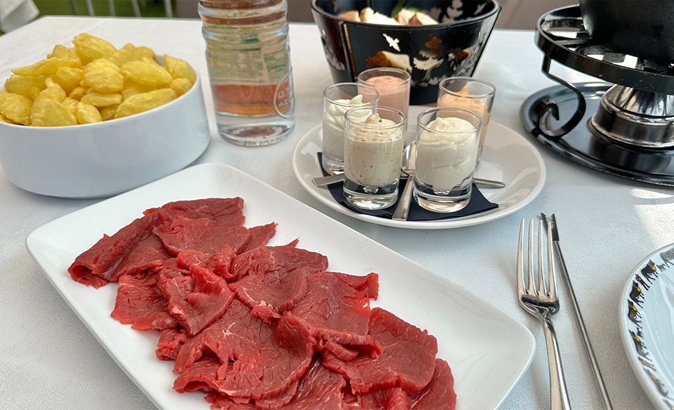 Menu Fondue bourguignonne ou chinoise avec entrée et dessert dès 2