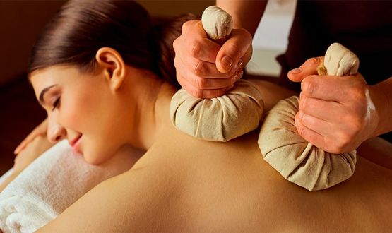 Massage aux sachets et huiles essentielles 