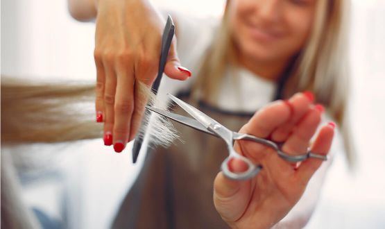 Coupe avec couleur, shampoing et brushing pour cheveux courts à longs