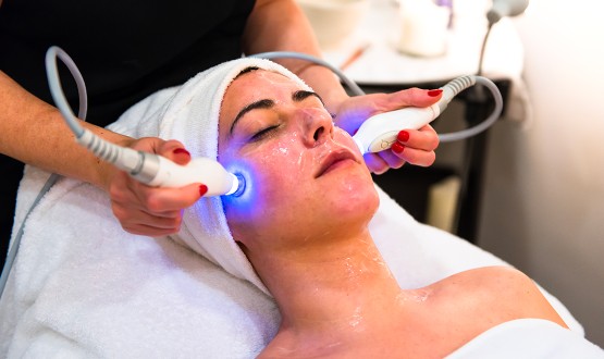 Soin du visage "The Glow Experience" de 60 minutes en solo ou en duo