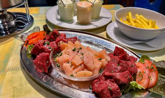 Menu Fondue chinoise avec entrée, dessert et Kir de bienvenue dès 2 personnes