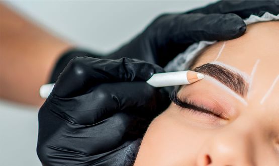 Maquillage semi-permanent des sourcils par Microblading avec retouches