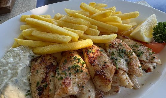 Menu Filets de perche avec salade, dessert du Chef et Kir de bienvenue offert dès 2 personnes