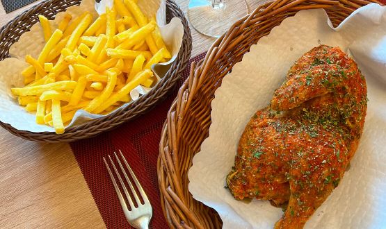 Demi-Poulet au panier avec Pommes Frites et Salade pour 2 ou 4 personnes  